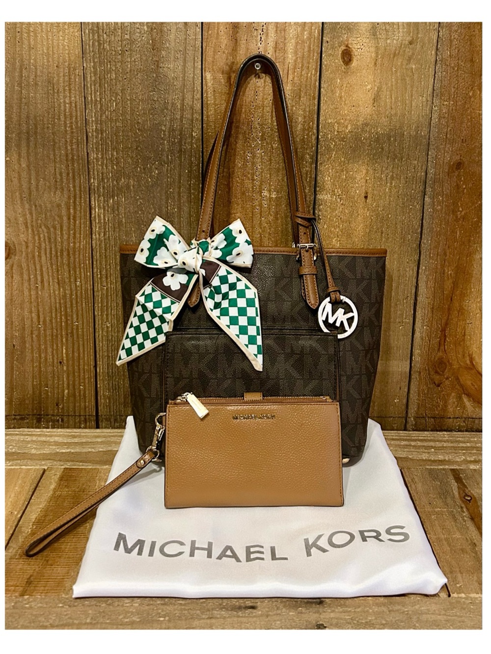 Michael Kors. 4 Piece Set: Jet Set Tote with Free Wristlet, Scarf & Dust Bag. - Picture 16 of 16